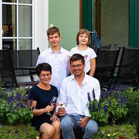 Weingut Familie Bauer Hotel Grossriedenthal ภายนอก รูปภาพ