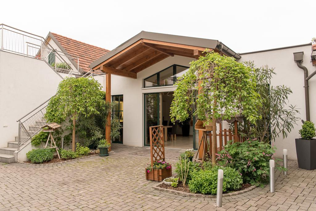 Weingut Familie Bauer Hotel Grossriedenthal ภายนอก รูปภาพ