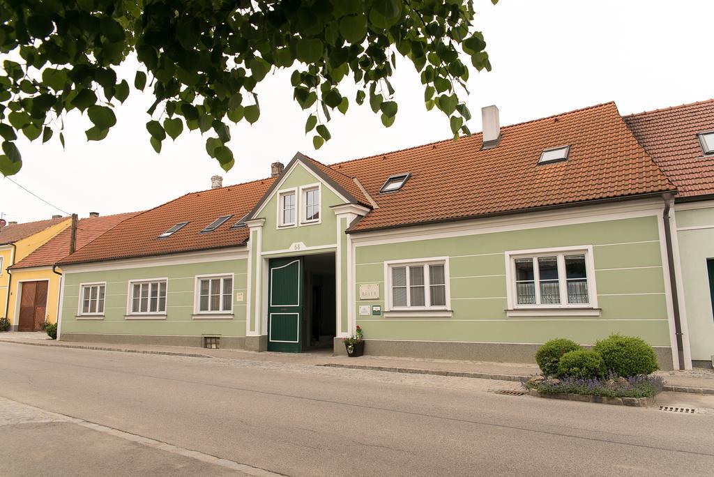 Weingut Familie Bauer Hotel Grossriedenthal ภายนอก รูปภาพ